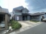 落ち着いた色合いの外壁が周辺環境と調和し、住まう人の暮らしに安らぎをもたらす、程よい距離感の街並みに佇む一邸です
