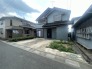 落ち着いた色合いの外観が静かな街並みに馴染み、敷地内には並列で3台分の駐車スペースを確保しました。日々の生活を穏やかに支える、ゆとりと機能性を兼ね備えた住まいです
