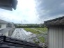 窓の外にはゆったりとした空が広がり、季節の移ろいを感じながら穏やかな時間を過ごせる開放的な風景が魅力です
