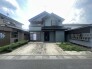 落ち着いた色調の外観が街並みに溶け込み、穏やかな時間が流れる住まい。暮らしの拠点として、家族を優しく迎え入れる安定感のある佇まいが魅力です
