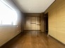 木目の温もりが空間全体に広がり、落ち着いた時間が流れる住まい。深みのある色合いが心地よい調和を生み出し、日々の暮らしに静かな安らぎをもたらす、穏やかな佇まいの室内です
