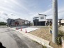 住民の方が主に利用する交通量少なめの道路に面してます。

