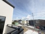 主に二階建てが中心の住宅街。近隣の屋根を高さを見ても、こちらの家と同じくらい。


