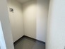 玄関横にシューズインクローク付き、雨具や三輪車を置いても余裕の広さ。

