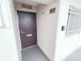日々の暮らしの始まりとなる玄関周りは、すっきりと整えられた清潔感のある空間が広がります。
