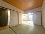 リビングとつながる明るいお部屋です〇