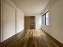 余計な装飾を削ぎ落とした洗練された空間は、落ち着いた色合いの木目が美しく映え、日々の暮らしに静かな安らぎをもたらしてくれます

