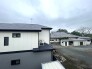 空が広く感じられる開放的な環境にあり、周辺は落ち着いた静かな街並みが広がっています

