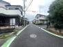 穏やかな時間が流れる住宅街に佇み、周辺環境の調和を感じさせる落ち着いた雰囲気の街並みです
