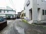 周辺の環境と調和しながら、穏やかな暮らしの風景が広がる静かな住宅街の佇まいです
