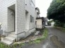 落ち着いた街並みに佇む外観は、周囲の環境と静かに調和し、日々の生活を穏やかに包み込むような安定感のある趣を纏っています
