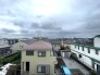 空の広がりを感じる落ち着いた住宅街の眺望が、穏やかな日常の時間を静かに彩ります
