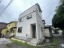 洗練された淡い色調の外観が周囲の景観に調和し、住まう方の個性を静かに物語る佇まいです。街並みに馴染みながらも、端正なフォルムが暮らしの質を穏やかに高めてくれるような、落ち着きのある雰囲気が魅力です
