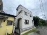 すっきりとした外観が街並みに馴染み、穏やかな日常を予感させる落ち着いた佇まいの住まいです
