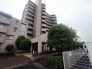 落ち着いた色味と整ったフォルムが街並みに美しく調和しています。
