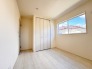 今からここを誰のお部屋にしようか、そんな洋室。大きさは５.２帖です。
