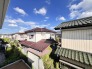 住宅街の中の一戸建て、あたりはほとんど住宅です。
