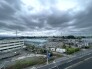 空の広がりを感じさせる開放的な眺望が広がり、周辺には落ち着いた街並みが続いています
