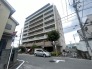 街並みに馴染む端正な佇まいが、穏やかな暮らしの始まりを予感させる洗練された外観です
