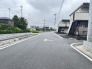 前面道路は歩道も整備され、小さなお子様にも安心です。
