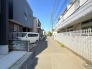 幅員こそやや狭くても、その分交通量が少なくて安心。
