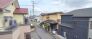 主に二階建てが中心の住宅街。近隣の屋根を高さを見ても、こちらの家と同じくらい。

