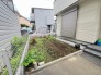 季節のお花を少し楽しむのにちょうどいいサイズのお庭です。

