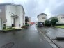 落ち着いた住宅街の中に位置し、日々の生活を穏やかに過ごせる静かな環境が広がっています
