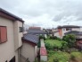 主に二階建てが中心の住宅街。近隣の屋根を高さを見ても、こちらの家と同じくらい。
