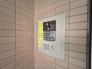 落ち着いた雰囲気のエントランス。オートロック式で防犯面にも配慮がなされています。
