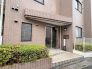 落ち着いた色味と整ったフォルムが街並みに美しく調和しています。
