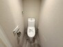 温水洗浄便座つきのトイレはリモコンタイプです。