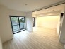専用庭に面した大きな窓のある明るいお部屋です。