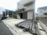 洗練された外観デザインが印象的な住まい。敷地には3台分の駐車スペースを確保しており、ゆとりある日常の動線や来客時の対応もスムーズに行える、落ち着いた環境が整っています
