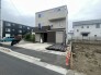 洗練されたモノトーン調の外観が、周辺の落ち着いた街並みと調和し、日々の生活に心地よい安らぎをもたらす佇まいです
