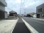 周囲の街並みと調和したフラットな敷地は、整備された歩道に面しており、落ち着いた雰囲気の中で日々の生活を穏やかに描き出せる場所です
