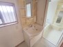 生活用品のレイアウトが見やすい一面鏡タイプの洗面化粧台。
