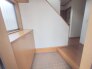 素材の風合いが調和し、住まう方を優しく迎えるような落ち着きのある空間が広がります。
