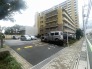 マンション裏口には平面駐車場もあります。