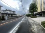 落ち着いた佇まいの住宅街が広がり、日々の暮らしに静かな安らぎをもたらす環境です。歩道も整備され、周囲の景観と調和した穏やかな時間が流れる場所で、穏やかな毎日を育むことができるでしょう
