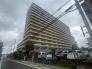 街並みに馴染みながらも確かな存在感を放ち、日々の生活を穏やかに支える安定感のある外観が、心地よい暮らしの始まりを予感させてくれます
