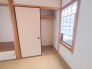 自然素材の温もりが心地よく、和の落ち着きが漂う穏やかな空間です。心安らぐ静かな時間が流れます。
