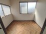 季節ものも段ボールにしまい込んだ衣類も入る。うれしいサイズの納戸です。
