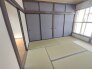 住宅街の２階南向きのお部屋、日当たりはご覧のとおり良好です。
