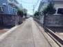 幅員の狭い道ですが、車通りの少ない住宅街に立地してます。
