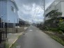 穏やかな空気が流れる閑静な住宅街。日々の暮らしに安らぎをもたらす、落ち着いた景観が広がっています
