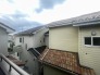 空の色合いが街並みに溶け込み、穏やかで落ち着いた時間が流れる住宅街の風景が広がっています
