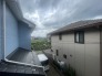 窓の外にはゆったりとした空が広がり、日常の喧騒から離れた穏やかな時間が流れる環境です
