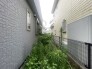 住まいの外側に広がる静かな余白が、周辺環境との心地よい距離感を生み出し、プライベートな時間を大切にできる住まいであることを静かに物語っています
