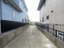 建物に挟まれた通路はプライバシーが保たれやすく、静かに暮らせる落ち着いた住環境が広がっています
